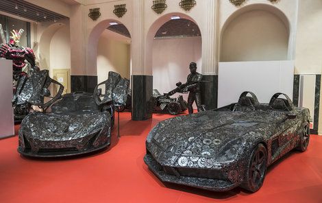 Vystavené objekty zabírají dvě patra secesníbudovy City Palais v centru Prahy, dominují jí především bouráky inspirované nejluxusnějšími vozy.