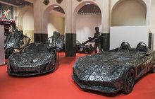 Unikátní výstava ocelových figur dorazila do Prahy: Vrakům aut vdechl život