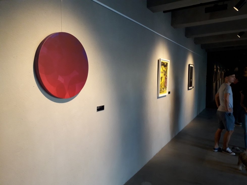 Na Smíchovské náplavce začala výstava Z karantény 2020, kde osm umělců prezentuje díla, která vznikla v době omezení pohybu kvůli koronaviru.