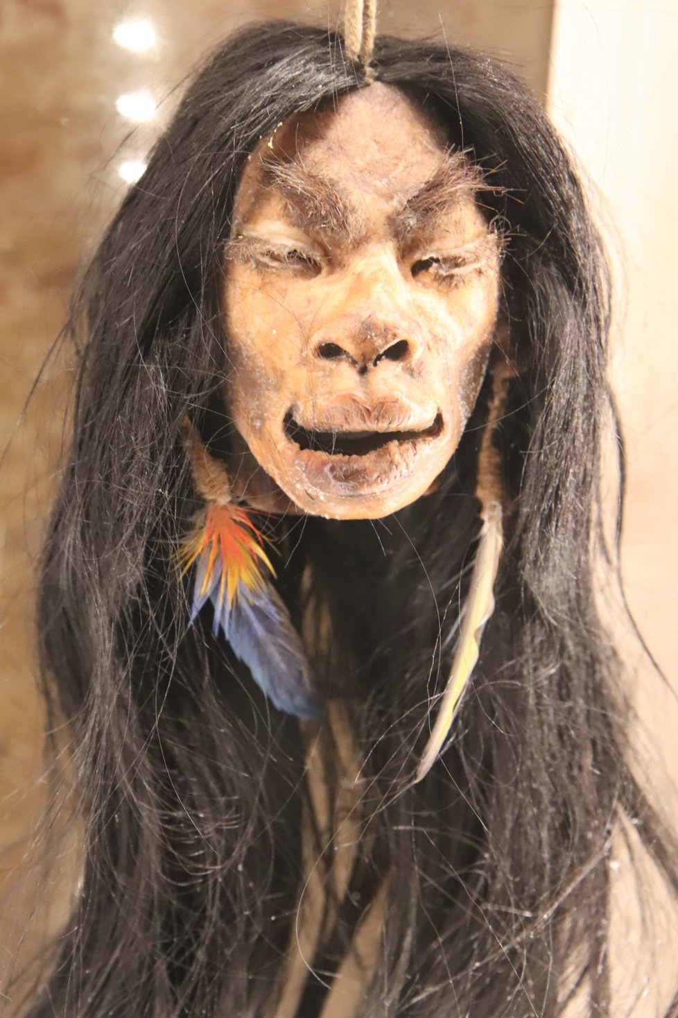 Děsivé totemy z Ekvádoru. Dosud nevysvětlitelnou metodou je měl kmen Jivaro vyrobit zmenšením skutečných lidí.
