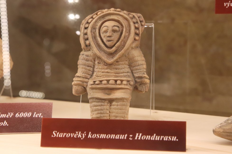 Tato soška nalezená v Hondurasu je stará téměř 6 tisíc let. Z dnešního pohledu připomíná kosmonauta.