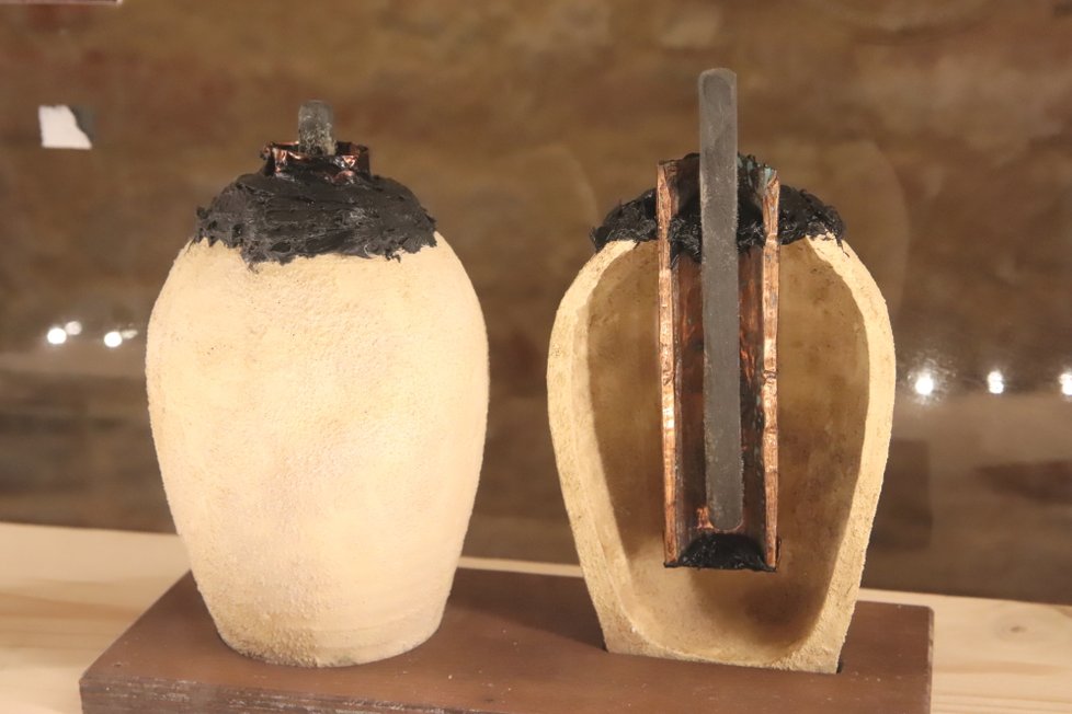 Tzv. Irácké baterie. Podle některých vědců sloužily tyto nádoby k výrobě elektrické energie, která byla využita např. k pozlacení nádob. Jsou staré přibližně 2 tisíce let. Vevnitř byla citronová šťáva nebo vinný ocet. Hliněný džbán obsahuje měděný válec a uvnitř železnou tyč. Hrdlo bylo ucpáno asfaltem.