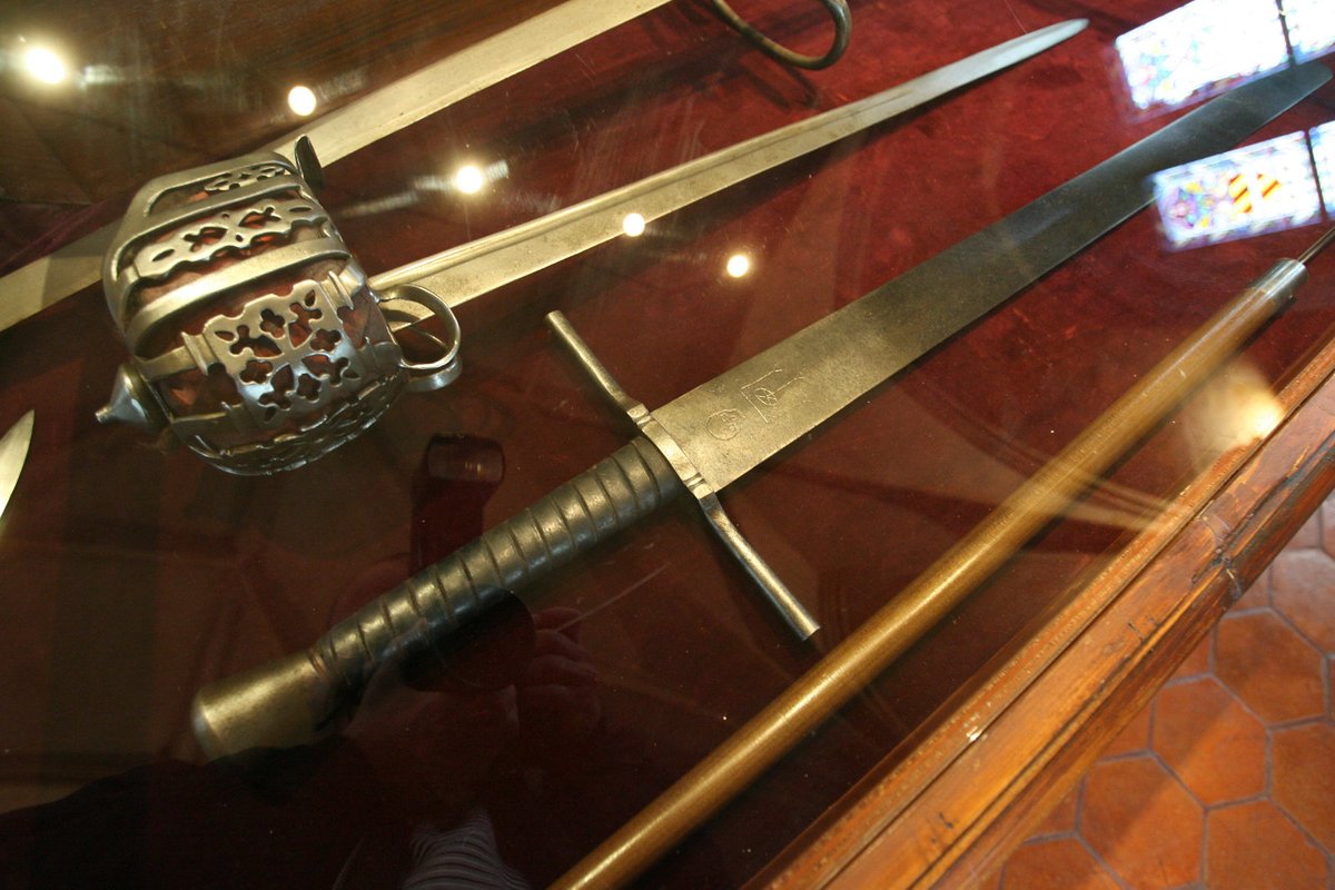 Meč z Draculy - V jedné vitríně vedle sebe leží popravčí obouruční meč, skotský meč, meč použitý při první premiéře muzikálu Dracula a nenápadná hůl s vysouvací čepelí. Na meči z Draculy je hezky viditelný ozdobný detail na čepeli.