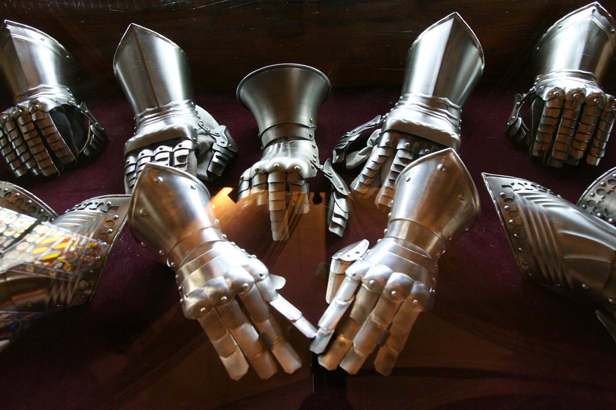 Kovové rukavice - Ruce rytíře musely být samozřejmě chráněny proti mečům nepřátel. V těchto rukavicích vyrobených z pevného kovu jistě nebylo nic jednoduchého byť jenom udržet meč.