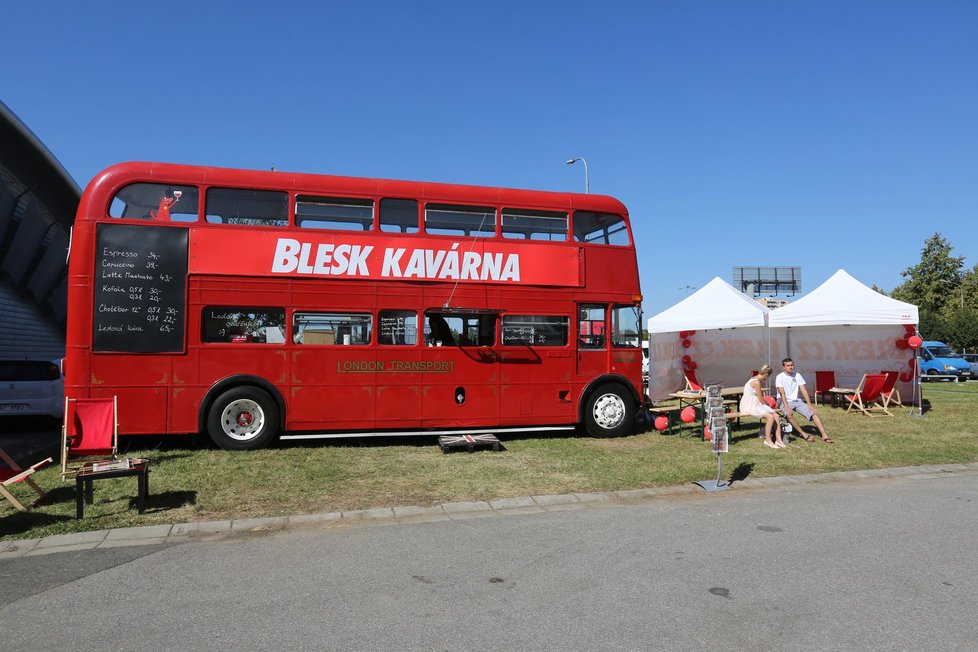 43. ročník výstavy Země živitelka: Káva z autobusu Blesku chutnala. Blesk na výstavě nabízí možnost na chvíli si odpočinout a začíst se do žhavých událostí, které hýbou Českem.