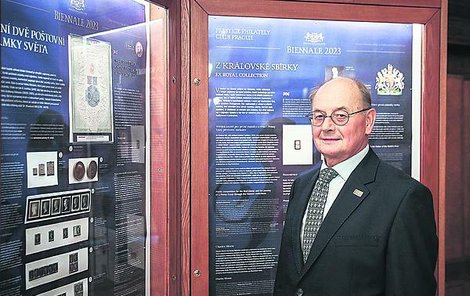 Jaroslav Stuna stojí vedle vitríny se svými nejstaršími známkami světa. Skvostné exempláře získal před třemi lety.