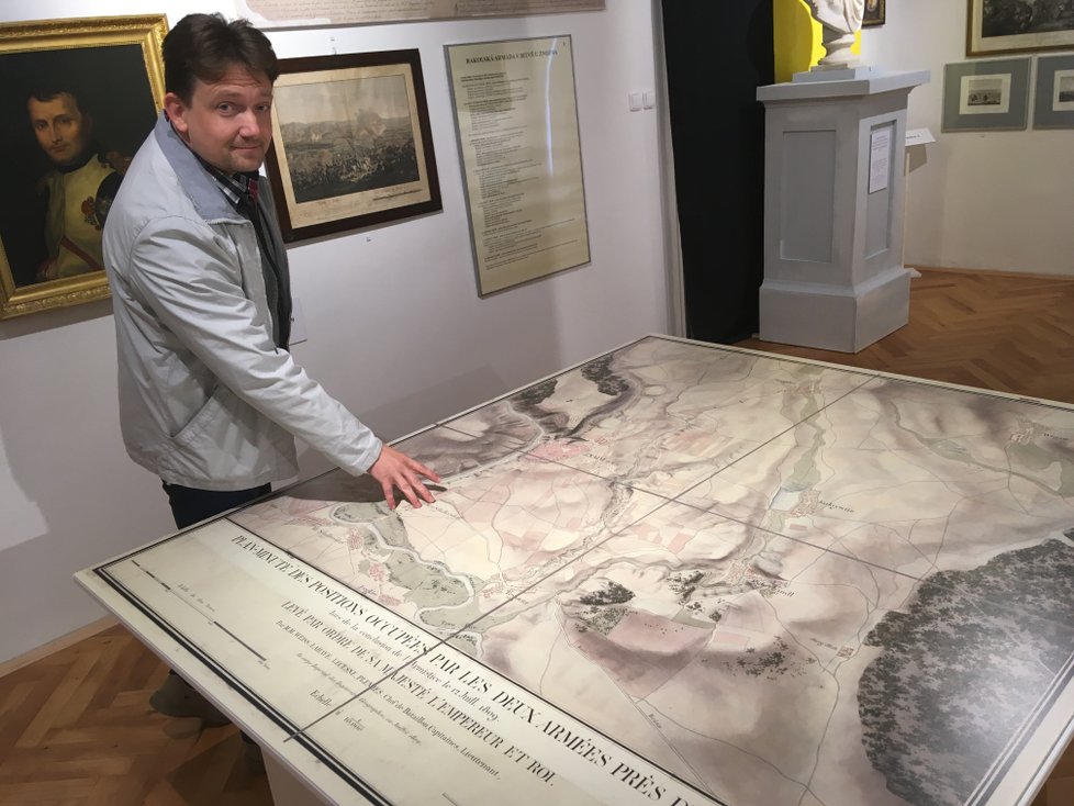 Historik Jiří Kacetl u kopie originální mapy zachycující situaci u Znojma v roce 1809 v době bitvy.