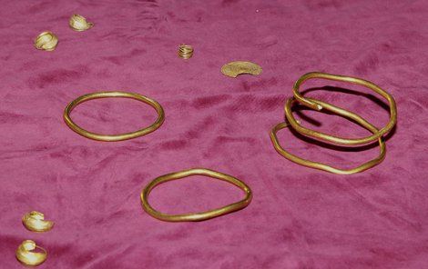 Zlaté spirálové náramky a další šperky byly nalezeny v mohyle ženy.