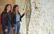 Studentky přírodovědecké fakulty Kristýna a Aneta Sládkovy (24) obdivovaly mikrárium mezi prvními.