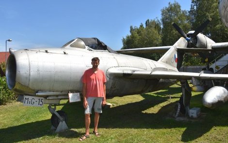 Milan Tarantík u stíhačky MiG-15.