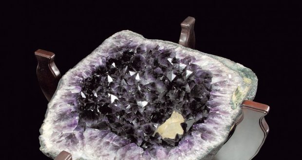 Výstave největších minerálů nabízí i léčivé kameny,