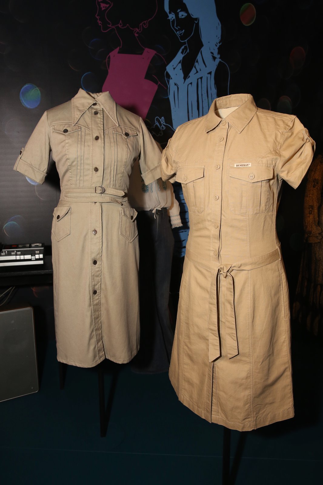 1978 (vlevo) Šaty ve stylu safari.  2016 (vpravo) A skoro stejný střih i materiál použitý na šaty v roce 2016.