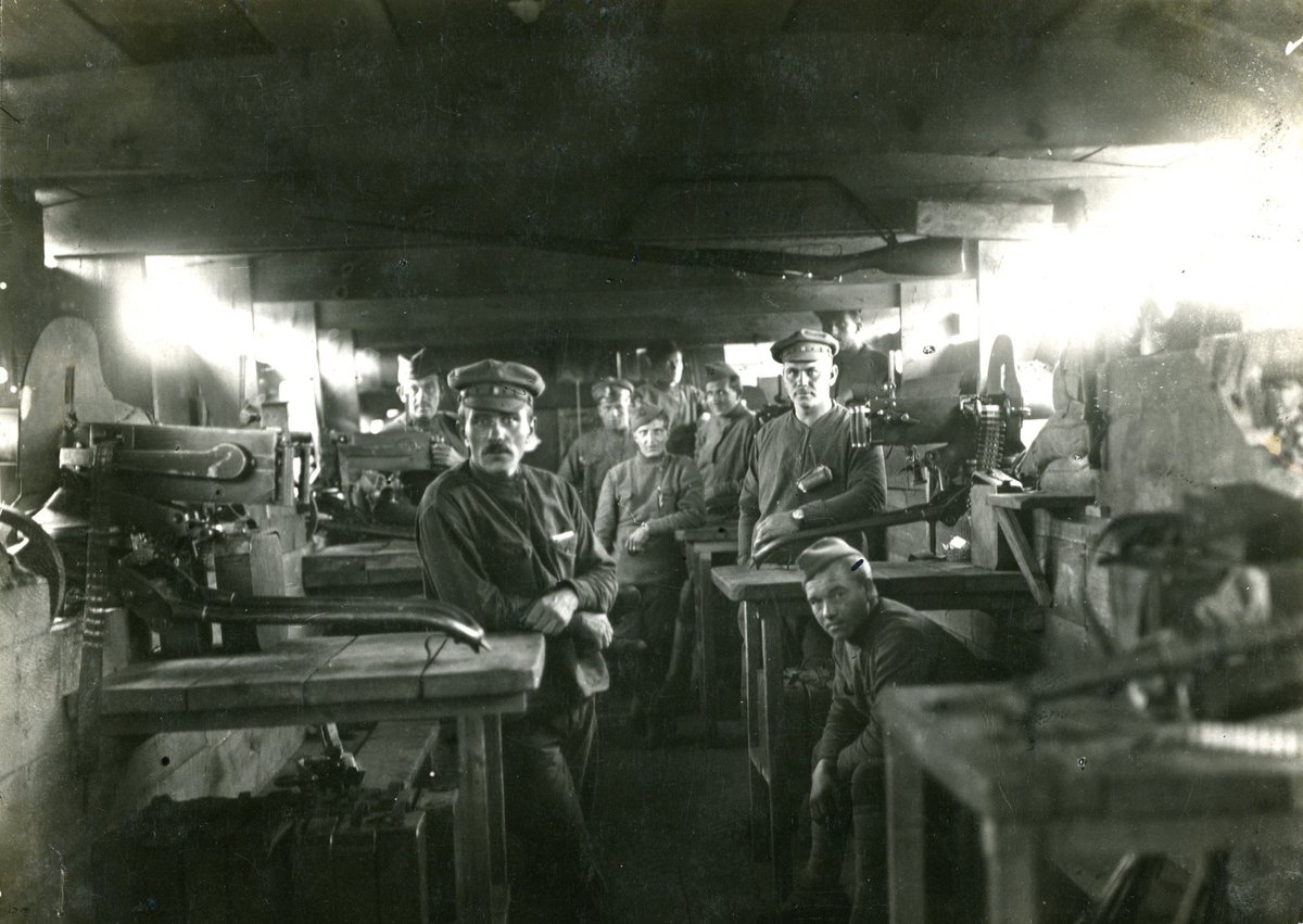 1918 - Až osm mužů spravovalo kulomety v obrněném voze.