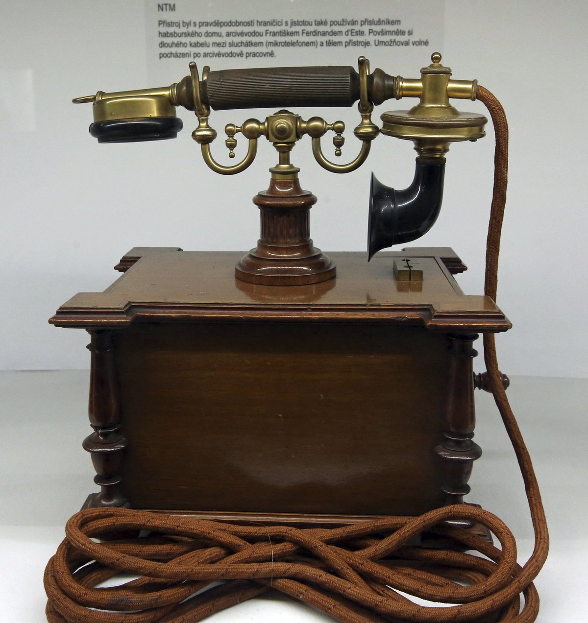 Telefon z roku 1900 používal František Ferdinand d‘Este na zámku Konopiště. Má kabel ke sluchátku dlouhý 4 metry.