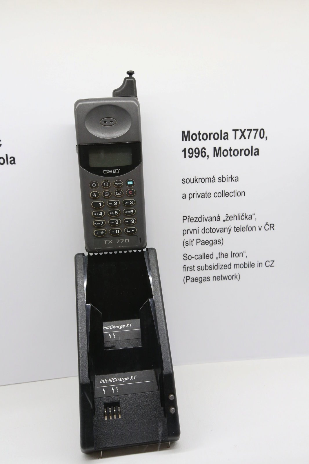 Říkalo se jí »žehlička«. Motorola TX770 byla prvním dotovaným telefonem v Česku roku 1996.