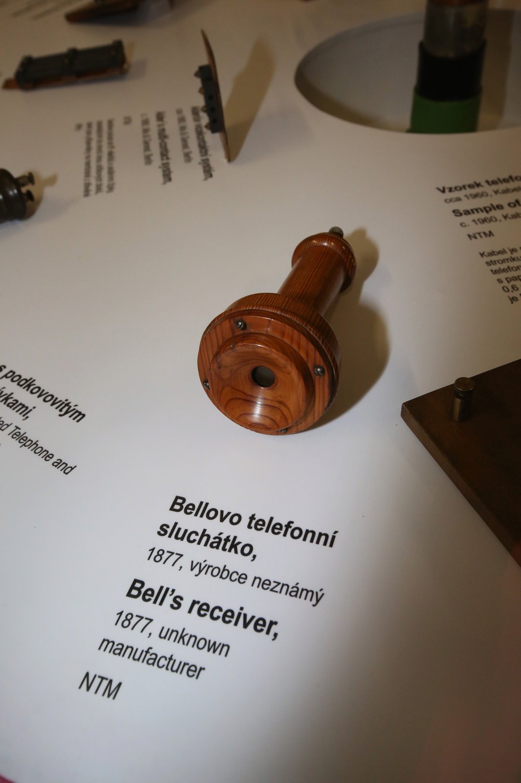 Bellovo sluchátko z roku 1877 zastupuje nejstarší ukázky telefonní techniky.