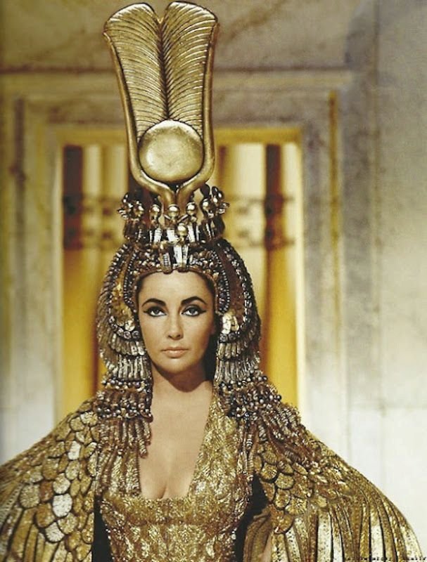 Kleopatřina koruna patří k exotičtějším exponátům. Honosnou korunu nechali vyrobit rekvizitáři filmu Kleopatra herečce Liz Taylorové (†79).
