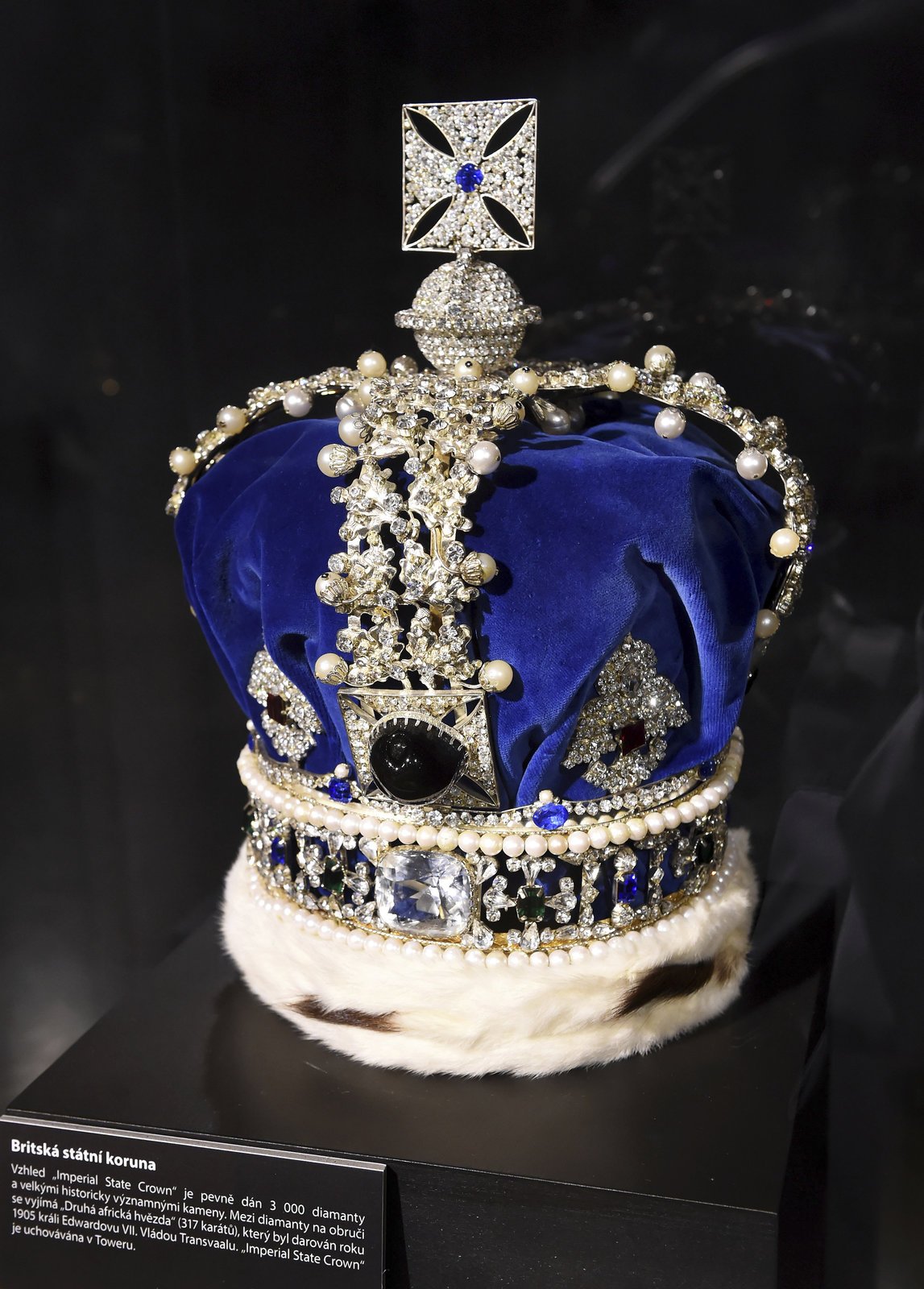Britská státní koruna se třemi tisíci diamanty. Diamant »Druhá africká hvězda« má 317 karátů. Originál je uložen v Toweru. Nyní patří na hlavu královně Alžbětě II. (90).