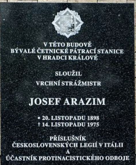 Pamětní deska strážmistra Arazima v Hradci Králové.