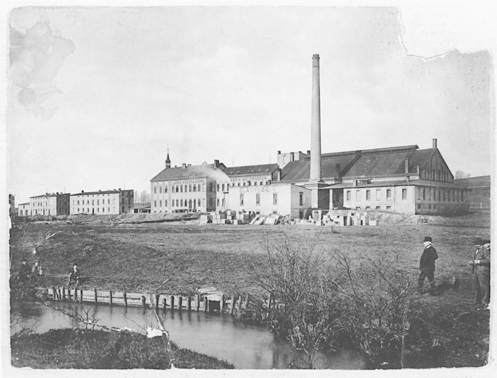 Sklárna kolem roku 1895. Vpravo v popředí Ludwig Moser.