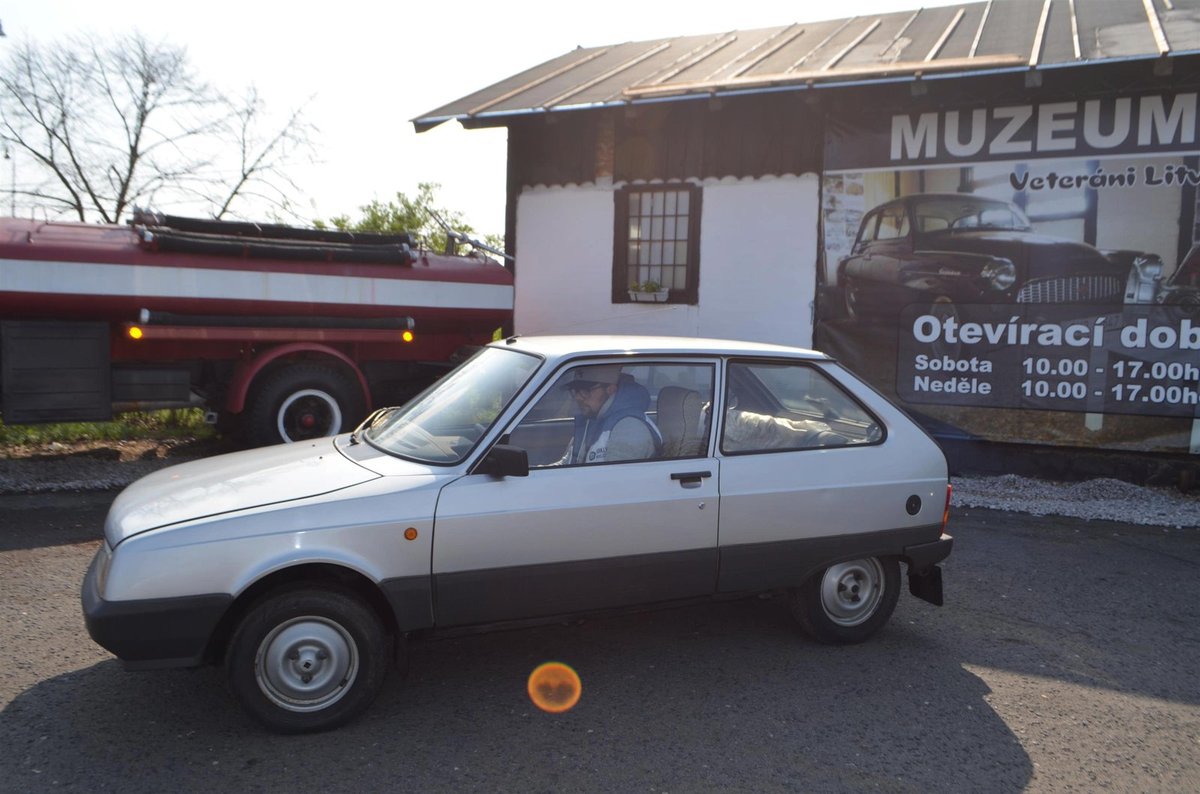 Oltcit z roku 1986 má najeto pouhých 2500 km a na zadních sedadlech má ještě igelity z výroby.