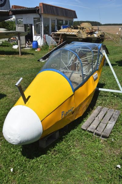 Jen na dvou místech v Česku jsou k vidění všechny typy stíhaček MiG, a to v leteckém muzeu v Praze-Kbelích a Tarantíků na zahradě.
