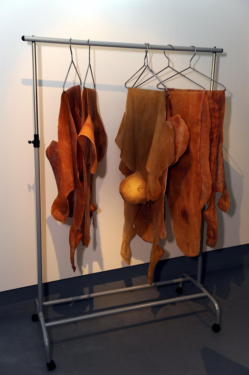 Dílo Jána Macka představuje lidské kůže přehozené pře ramínka na šaty