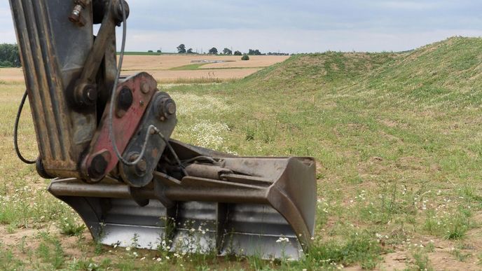 Výstavba předposledního úseku dálnice D1 z Lipníku nad Bečvou do Přerova začala 14. července. Čtrnáctikilometrový úsek má být dokončen za tři roky a bude stát 2,7 miliardy korun. Na snímku je část budoucího úseku dálnice D1 do Přerova.