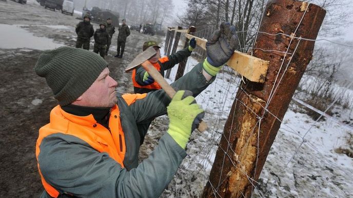 Stavba plotu kolem muničního areálu ve Vlachovicích - Vrběticích