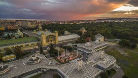 Stan nahrazující vyhořelé křídlo Průmyslového paláce letos zmizí pod konstrukcí s prvky připomínajícími sté výročí republiky.