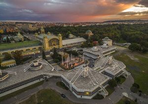 Stan nahrazující vyhořelé křídlo Průmyslového paláce letos zmizí pod konstrukcí s prvky připomínajícími sté výročí republiky.