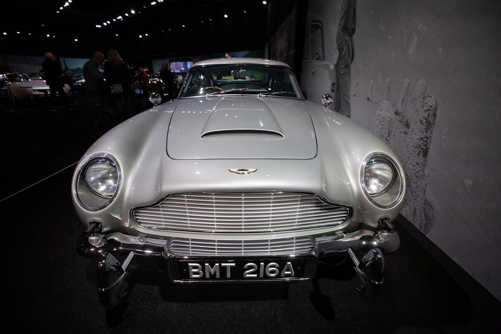 Výstava Bond in Motion s více než 70 vozy a technikou z filmů o Jamesi Bondovi v Holešovickém Výstavišti.
