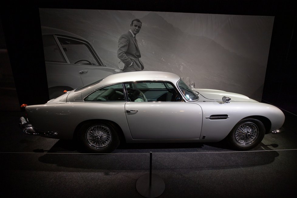 Výstava Bond in Motion s více než 70 vozy a technikou z filmů o Jamesi Bondovi v Holešovickém Výstavišti.