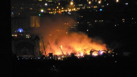 Takovýhle pohled na Výstaviště v plamenech se naskytl obyvatelům z trojského vrchu v osm hodin večer...