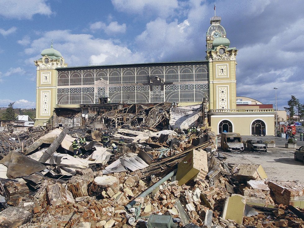 Tohle zbylo z Průmyslového paláce po ničivém čtvrtečním požáru