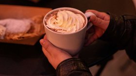 Jedni chtějí řev, oheň a adrenalin. Druzí pohodu, svařák a dárky s příběhem. Praha letos nabízí obojí – Krampus show na Výstavišti a advent v Holešovické tržnici...