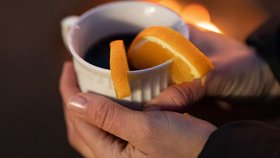 Jedni chtějí řev, oheň a adrenalin. Druzí pohodu, svařák a dárky s příběhem. Praha letos nabízí obojí – Krampus show na Výstavišti a advent v Holešovické tržnici...