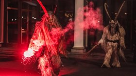Jedni chtějí řev, oheň a adrenalin. Druzí pohodu, svařák a dárky s příběhem. Praha letos nabízí obojí – Krampus show na Výstavišti a advent v Holešovické tržnici...