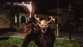 Jedni chtějí řev, oheň a adrenalin. Druzí pohodu, svařák a dárky s příběhem. Praha letos nabízí obojí – Krampus show na Výstavišti a advent v Holešovické tržnici...