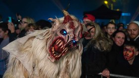 Jedni chtějí řev, oheň a adrenalin. Druzí pohodu, svařák a dárky s příběhem. Praha letos nabízí obojí – Krampus show na Výstavišti a advent v Holešovické tržnici...