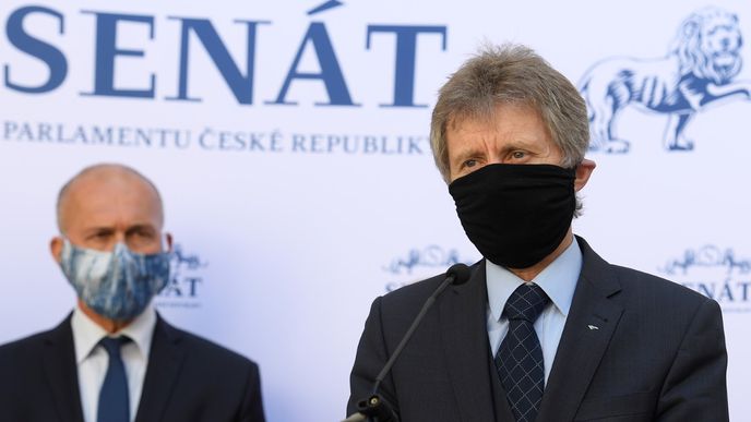 Předseda Senátu Miloš Vystrčil za ODS (vpravo)