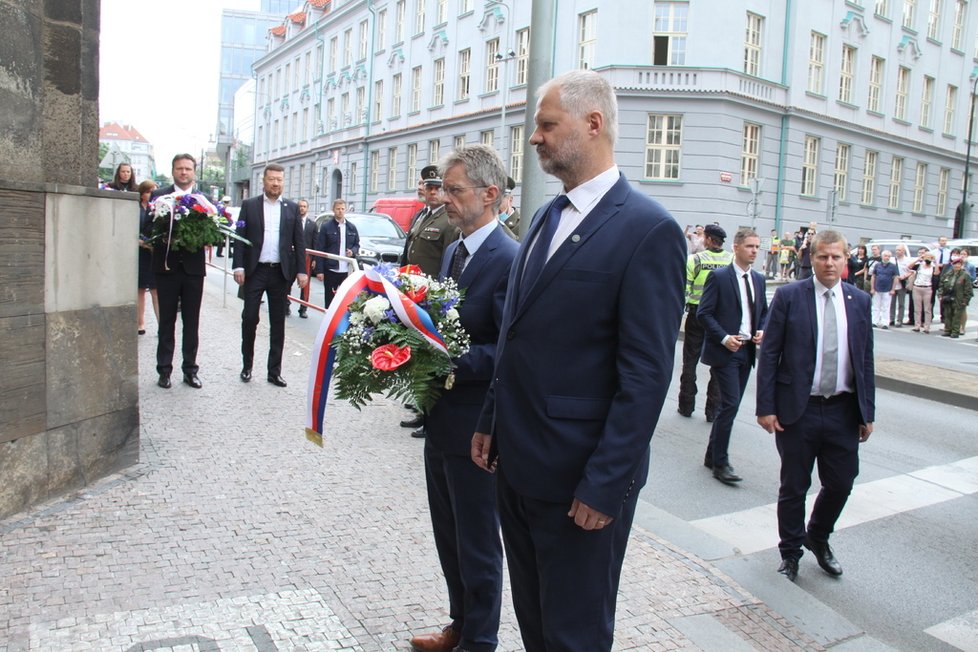 Předseda Senátu Miloš Vystrčil a senátor Václav Hampl. V pražské Resslově ulici u chrámu svatých Cyrila a Metoděje se konal pietní akt, který připomněl hrdinství československých parašutistů, bojujících zde před 78 lety proti nacistické přesile.