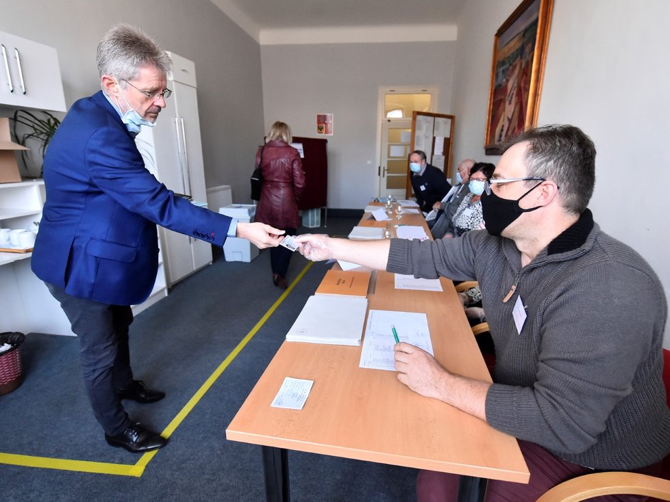 Předseda Senátu Miloš Vystrčil odevzdal v Telči na Jihlavsku svůj hlas v krajských volbách (3. 10. 2020).