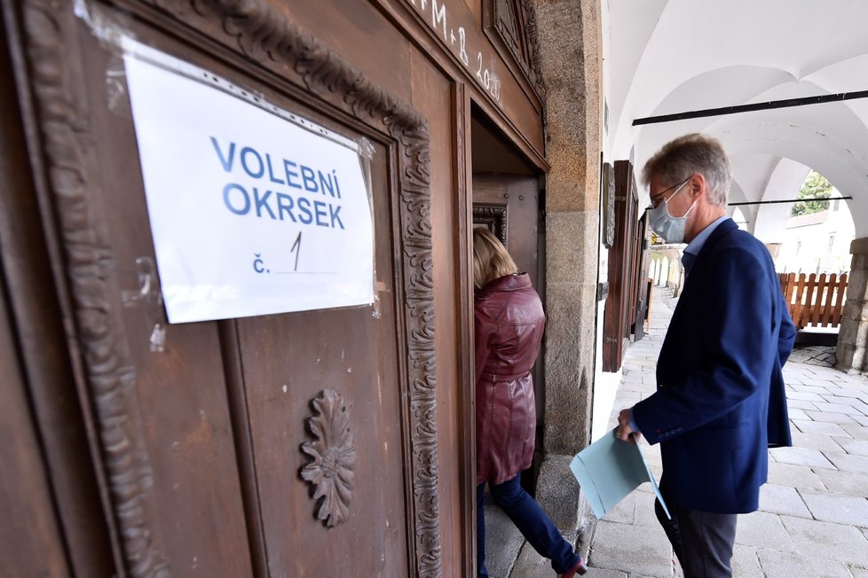 Předseda Senátu Miloš Vystrčil odevzdal v Telči na Jihlavsku svůj hlas v krajských volbách (3.10.2020)