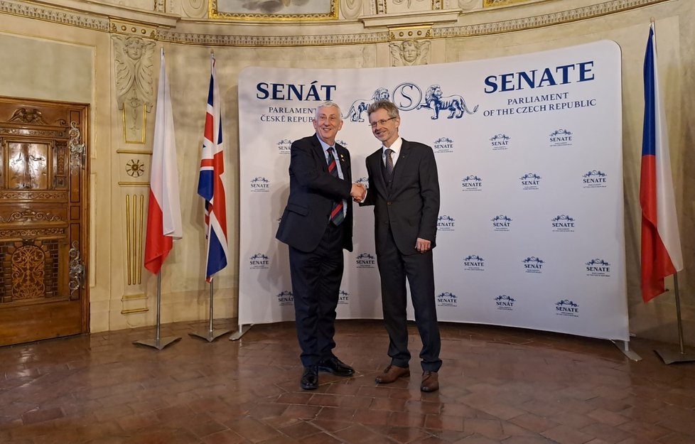 Předseda Senátu Miloš Vystrčil (ODS) a předseda dolní komory britského parlamentu Lindsay Hoyle, 23. dubna 2023, Praha