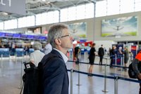 Vystrčil vyrazil na Tchaj-wan i bez vládního speciálu: "Cesta přináší užitek i autoritu". Peking zuří