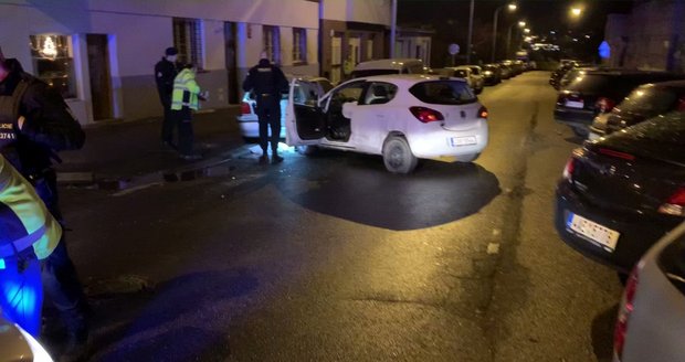 23. 12. 2019: V Praze 3 došlo k policejní honičce. Zdrogovaného řidiče zastavily až výstřely.