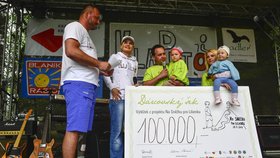 Rodina malé Lilianky dostala šek na 100 000 korun.