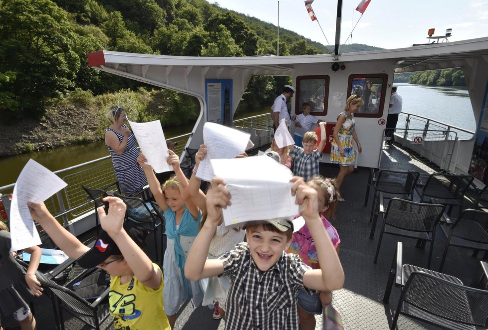 Prvňáčci z brněnské Základní školy Chalabalova dostali 30. června vysvědčení na palubě lodi na Brněnské přehradě.