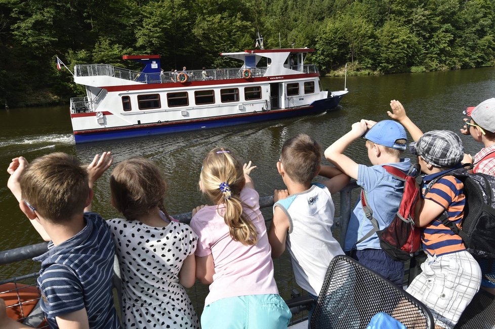 Prvňáčci z brněnské Základní školy Chalabalova dostali 30. června vysvědčení na palubě lodi na Brněnské přehradě.